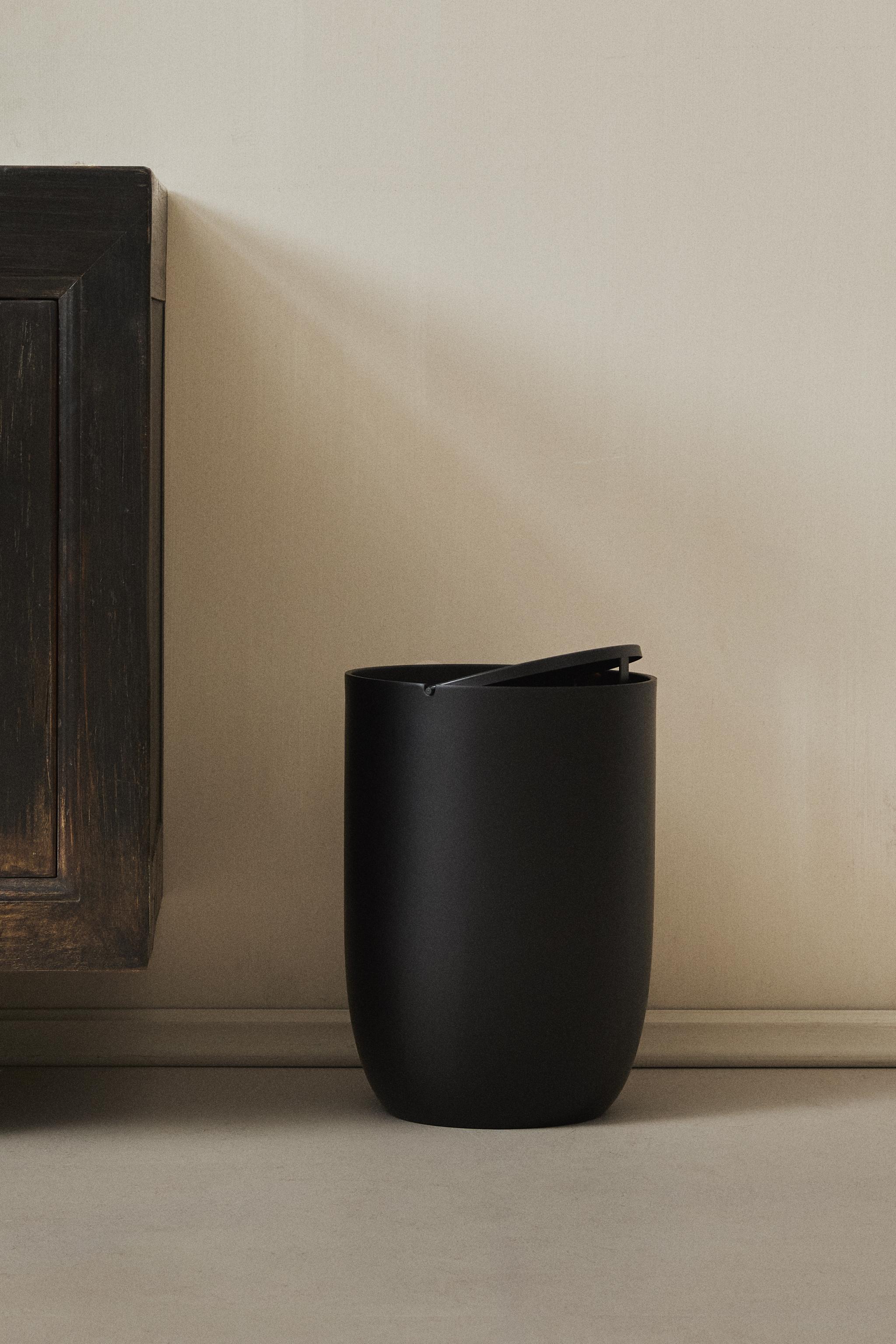 BLACK RESIN BATHROOM BIN
